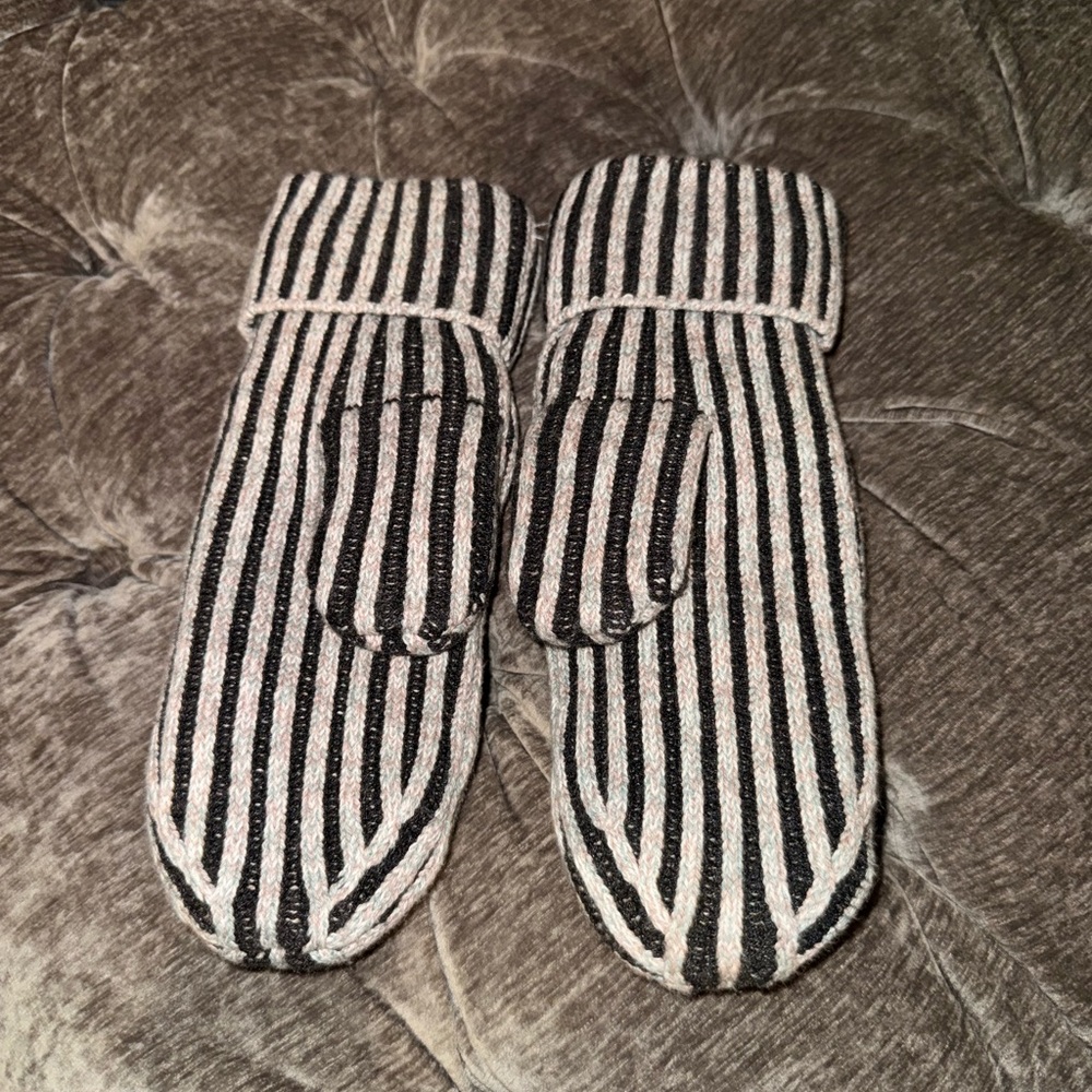 Lululemon Striped Black and White Mittens